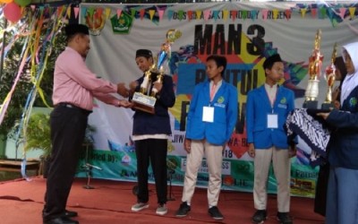 MTs Miftahunnajah memperoleh Trofi Piala Gubernur DIY dalam MAN 3 Festival